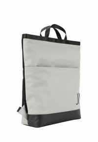 Borsa a tracolla grigia in tela con dettagli neri, caratterizzata da un design strutturato, due manici e un logo distintivo sul bordo inferiore.