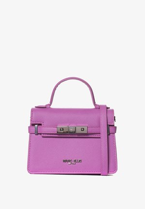 Paarse handtas gemaakt van gestructureerd synthetisch materiaal, met een handvat aan de bovenkant, verstelbare schouderband en een metalen sluiting met logo-detail.
