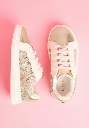 Valged tossud kuldsete aktsentide ja sädeleva külgpanelenninguga. Ümar varvas, lame kummist tallaga ja paeltega kinnitamine. Sile ja tekstuuriga pinnad.