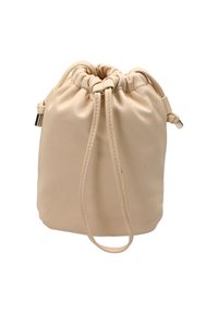 Snoosepose lavet af blødt beige læder. Har plisseret design, justerbare stropper og en snøret top med metalliske detaljer.