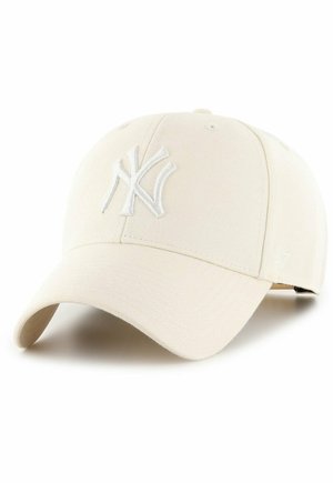 Ekranowana czapka baseballowa w kolorze ecru z wygiętym daszkiem i wypukłym białym logo New York Yankees z przodu.