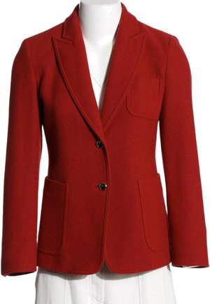 Blazer rouge sur mesure avec deux poches avant, une poche poitrine et deux boutons noirs sur un torse de mannequin blanc.