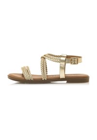 Sandalias planas de tiras trenzadas de color dorado, con hebilla ajustable en el tobillo y plantilla acolchada para mayor comodidad.