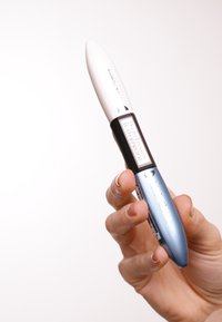 Tube de mascara à double action avec un haut blanc, une partie centrale noire et un bas bleu. Porte une étiquette indiquant "étanche". Design élégant et arrondi.