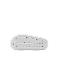 Suela de goma blanca con un patrón de tracción en espiga y orificios de drenaje, con bordes suaves y una forma ligeramente curva.