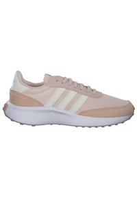Chaussure de sport rose clair avec accents blancs, en matériaux en maille et en daim, bout arrondi, trois rayures horizontales et semelle rembourrée.