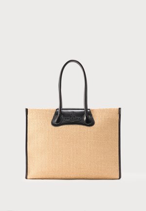 Μπεζ υφασμάτινη τσάντα ώμου με μαύρες δερμάτινες λαβές και περίγραμμα, με μαύρο ανάγλυφο λογότυπο στο επάνω κέντρο.