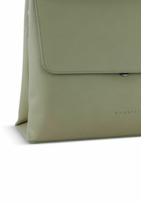 Borsa a tracolla verde in ecopelle con chiusura a patta, caratterizzata da un accento in metallo argentato e logo del marchio impresso sulla parte anteriore.