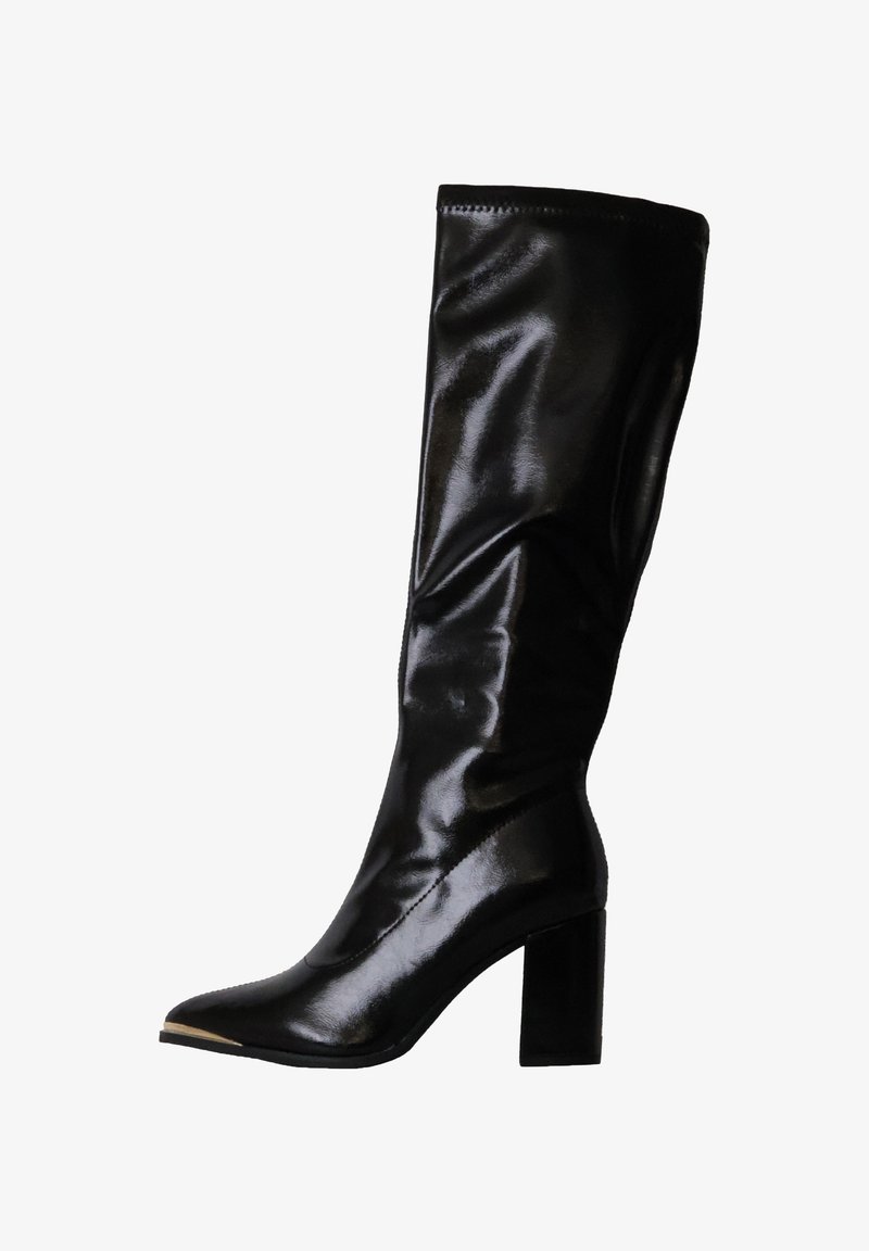 Botte haute en cuir noir avec un bout pointu et un talon bloc, texture lisse et brillante, tige supérieure légèrement froissée.