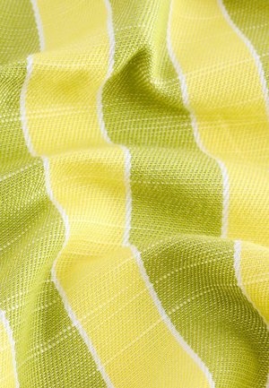 Textil med en vågig struktur som har växelvis gula och gröna ränder, åtskilda av tunna vita linjer, som visar ett rutmönster.