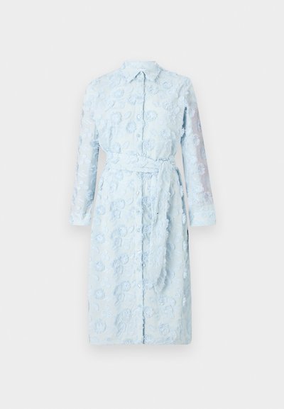 Svetlomodré šaty s kvetinovou výšivkou, zapínanie na gombíky vpredu, dlhé priesvitné rukávy a zodpovedajúci opasok na páse.