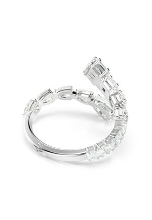 Silverring med alternerande rektangulära och ovala klara ädelstenar, med en polerad yta och böjd design. Kännetecknas av sin eleganta layout.