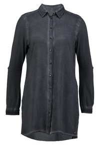 Camicia grigia scuro con maniche lunghe, bottone e colletto, con una texture del tessuto leggermente sbiadita, progettata per una vestibilità comoda.