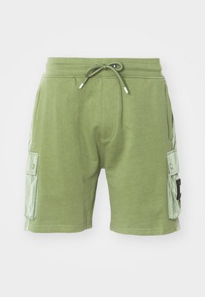 Grønne bomullsshorts med elastisk midjebånd og snor. Har to sidetrekspoletter og teksturerte paneldetaljer på sidene.