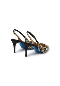 Decolté nere con cinturino slingback e punta affilata, decorate con strass trasparenti, dotate di una soletta blu e un tacco a spillo affusolato.