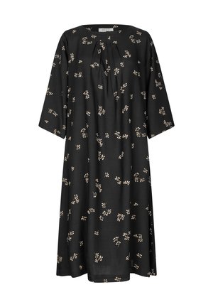 Schwarzes Kleid mit lockerer Passform, 3/4-Ärmel, subtiles florales Muster in Weiß und Beige, gefälteltes Vorderteil, knielang. Weicher Stoff.