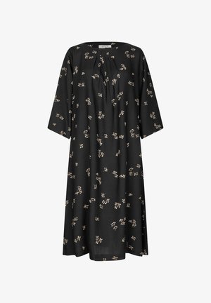 Schwarzes Kleid mit lockerer Passform, 3/4-Ärmel, subtiles florales Muster in Weiß und Beige, gefälteltes Vorderteil, knielang. Weicher Stoff.