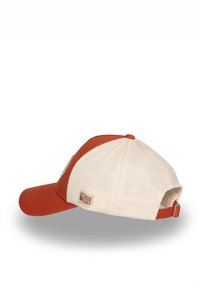 Casquette de baseball rouge et crème avec une visière incurvée, un dos en mesh et une sangle ajustable ; présente une étiquette sur le côté.