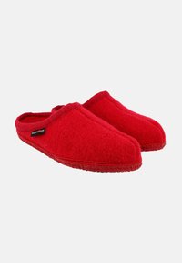 Pantofole di lana rossa con una morbida texture in feltro, design arrotondato e orlo cucito. Include un piccolo tag con logo sul lato.