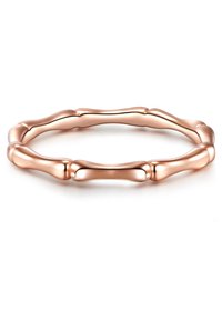 Prsten rose gold s glatkim, zaobljenim dizajnom, s naizmjeničnim izduženim i sfernim oblicima za teksturu. Polirana završnica.