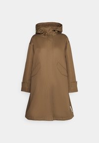 Manteau d'hiver marron à capuche avec poches à rabat à l'avant, col boutonné et manches longues sur fond blanc.