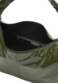 Zielona torebka z lakierowanej skóry o błyszczącym wykończeniu, z zamykaną na zamek kieszenią wewnętrzną i czarną podszewką. Posiada zaprojektowane szwy.