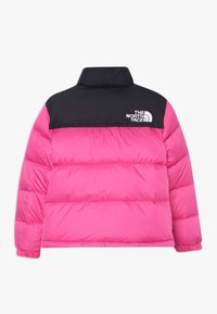 Kurtka puchowa w różowym kolorze z czarnymi ramionami, z wysokim kołnierzem, pikowaną fakturą i białym logo na plecach.