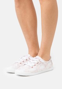 Lisse-sko med et lett rosa teksturert stoffoverdel, hvit såle og roségull eyelets. Myk fôr og rund tådesignet.