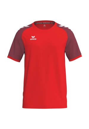 Rotes Sport-T-Shirt mit dunkelroten Ärmeln, weißem Markenlogo auf der Brust und weißen Chevron-Mustern auf den Schultern.