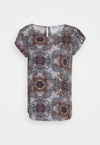 Blusa de manga corta en tejido ligero con un diseño de múltiples patrones que presenta flores y formas geométricas en tonos azul marino, beige y rosa.