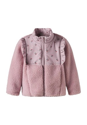 Veste polaire rose pour enfants avec empiècement en nylon à imprimé cerises, bordure à volants, fermeture éclair complète à l'avant et col montant.