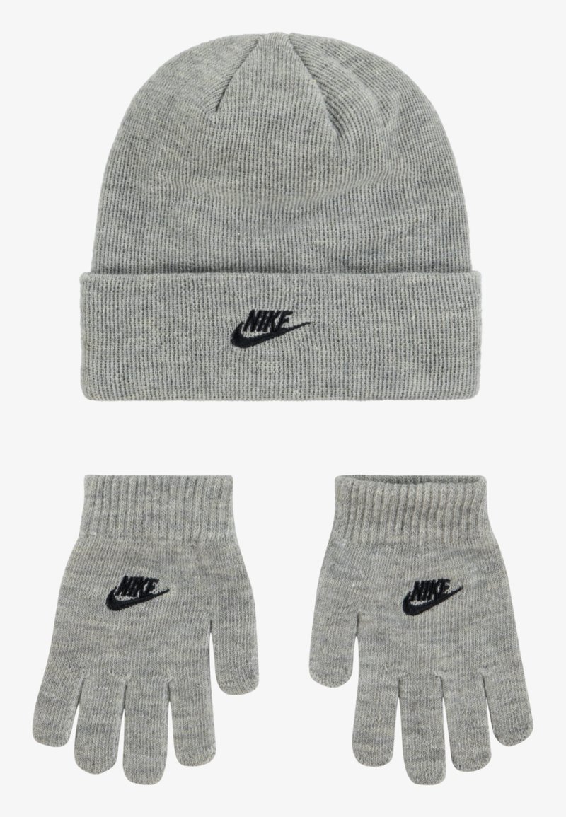 Gorro de malha cinza com aba dobrada e logótipo da Nike em preto. Par de luvas a condizer com punhos canelados e logótipo da Nike em preto na palma.
