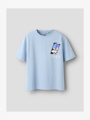 Svetlo modra kratka majica s kratkimi rokavi z grafiko Sonica ježka in napisom "POHITI!" na zgornjem levem delu prsnega koša.