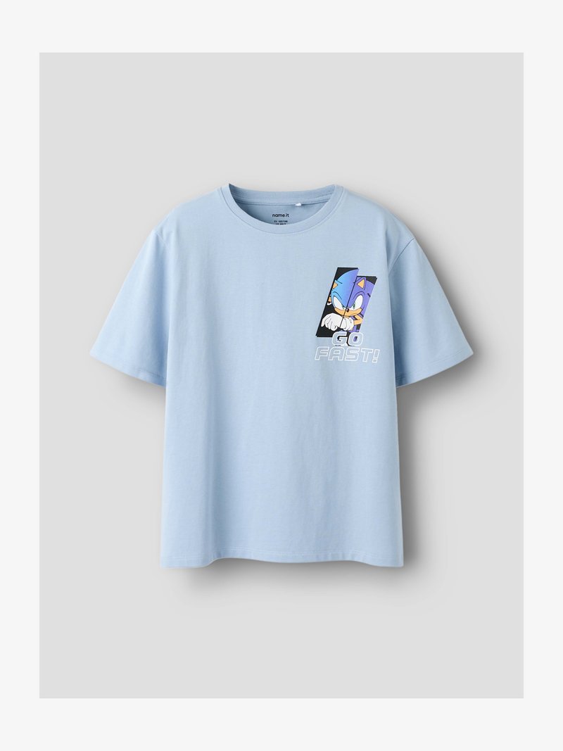 Φωτεινό γαλάζιο κοντομάνικο μπλουζάκι με γραφικό του Sonic the Hedgehog και κείμενο "ΠΗΔΑ ΓΡΗΓΟΡΑ!" στο άνω αριστερό μέρος του στήθους.
