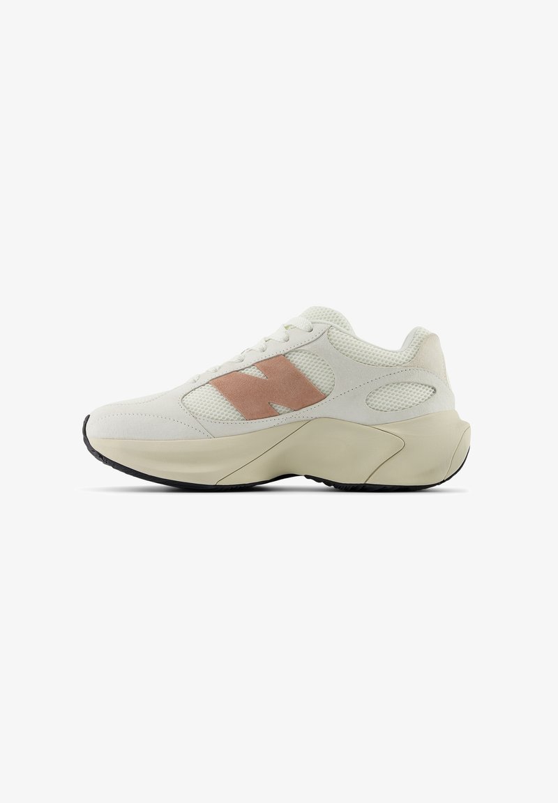 Hvite atletiske sko med mesh-overdel, rosefarget logo og en klumpete beige såle. Har snøring og teksturerte detaljer.