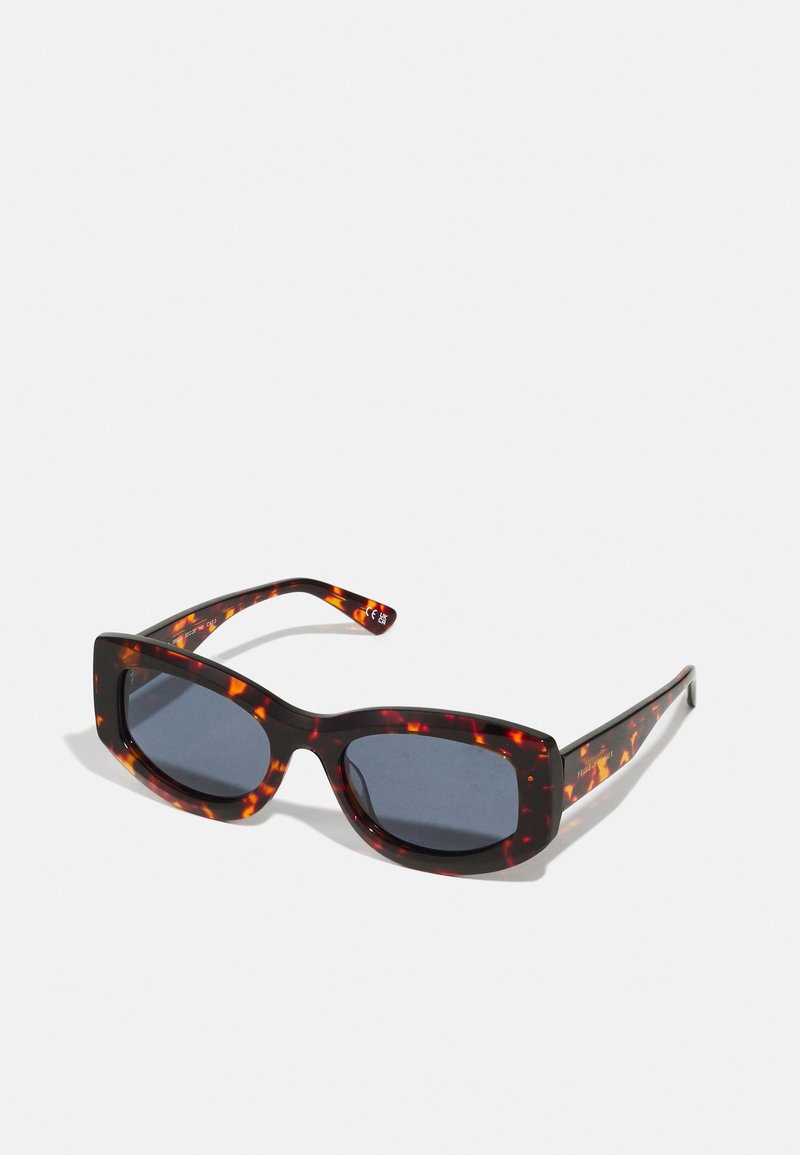 Óculos de sol em tartaruga com armações retangulares, lentes escuras e um padrão texturizado em tons de castanho e laranja. As hastes planas completam o design.