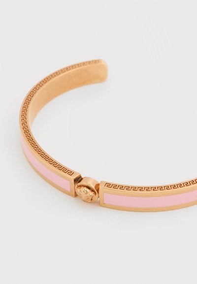 Βραχιόλι μανσέτα από ροζ χρυσό με ροζ σμάλτο, διακοσμημένο με ελληνικό κλειδί και στρογγυλό κούμπωμα με λεπτομέρεια λέοντα.
