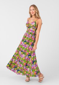 Květinové maxi šaty s živými vzory v růžové, zelené a žluté barvě, nastavitelné špagetové ramínka a volný střih. Texturovaná tkanina.