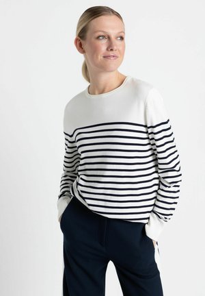Weißer Pullover mit marineblauen horizontalen Streifen, rundem Ausschnitt und gerippten Bündchen, kombiniert mit marinen Hosen. Glattes Material, lockere Passform.