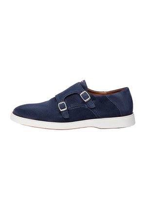 Marineblauer Wildleder-Herrenschuh mit doppelten Mönchriemen-Schnallen und weißer Gummisohle, Seitenansicht vor weißem Hintergrund.