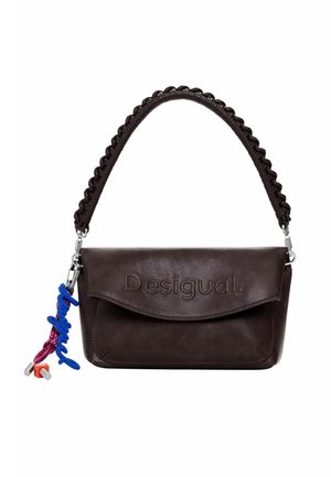 Dunkelbraune Leder-Schultertasche mit geflochtenem Griff, Klappverschluss geprägt mit "Desigual," und dekorativem blau-pinken Schlüsselanhänger befestigt.