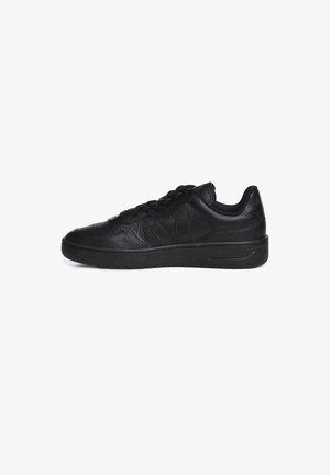 Zapatilla baja negra de cuero con superficie texturizada, cordones delanteros, cuello acolchado y suela de goma plana mostrada de lado.
