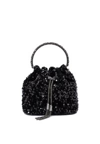 Bolso de cubo negro con lentejuelas, con parte superior fruncida, asa de cadena plateada y acentos de flecos, que presenta una superficie texturizada y reflectante.