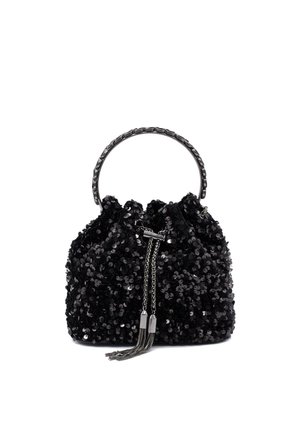 Bolso de cubo negro con lentejuelas, con parte superior fruncida, asa de cadena plateada y acentos de flecos, que presenta una superficie texturizada y reflectante.
