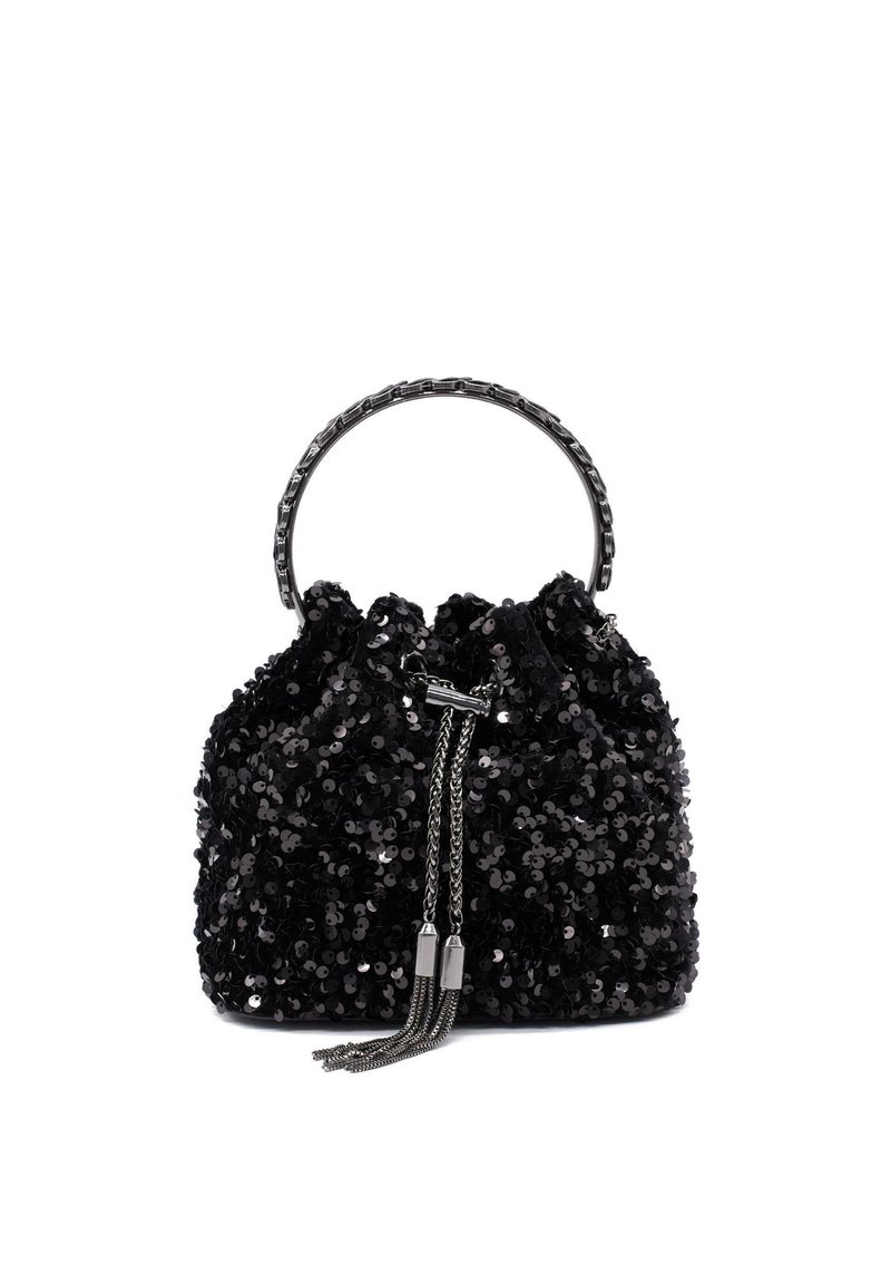 Bolso de cubo negro con lentejuelas, con parte superior fruncida, asa de cadena plateada y acentos de flecos, que presenta una superficie texturizada y reflectante.