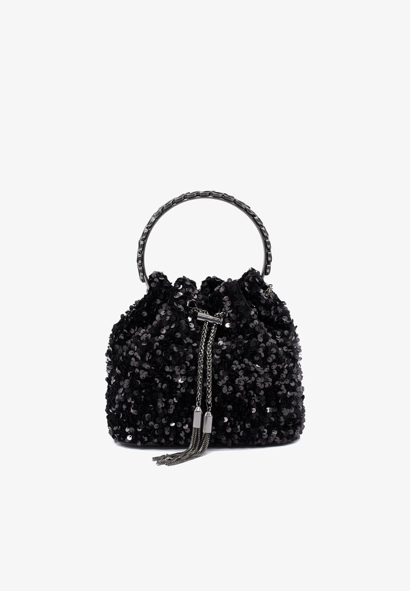 Bolso de cubo negro con lentejuelas, con parte superior fruncida, asa de cadena plateada y acentos de flecos, que presenta una superficie texturizada y reflectante.