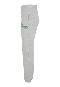 Grijze trainingsbroek met elastische tailleband, zijzakken en geribbelde boorden; voorzien van het groene "Fila Sportslife" logo op de linkerdij.