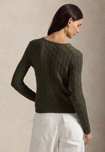 Oliivinvihreä palmikkoneulepaita, jossa on leveä pääntie, pitkät hihat ja resorireuna. Takana on teksturoidut yksityiskohdat ja istuva malli.