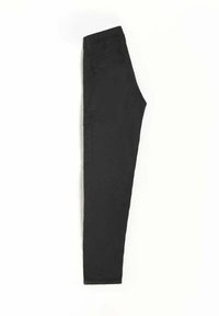 Zwarte cargo broek met een slim fit, voorzien van zijzakken, een gladde textuur en een rechte pijpdesign. Geen zichtbare hardware of patronen.