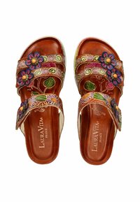 Sandali in pelle marrone con più cinturini, motivi floreali dai colori vivaci e dettagli decorativi sulla parte superiore. Soletta testurizzata.